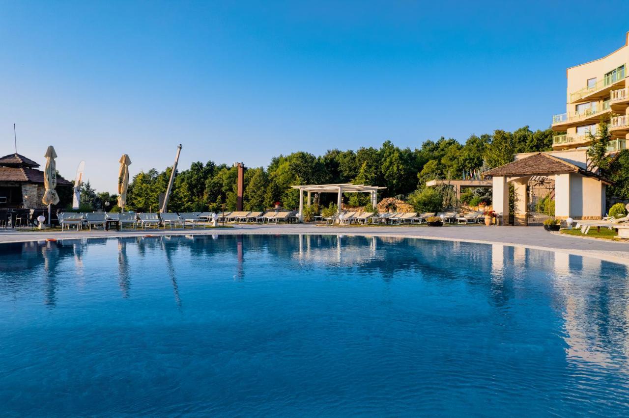 Sungarden Golf & Spa Resort Baciu  Exterior foto The swimming pool at the hotel