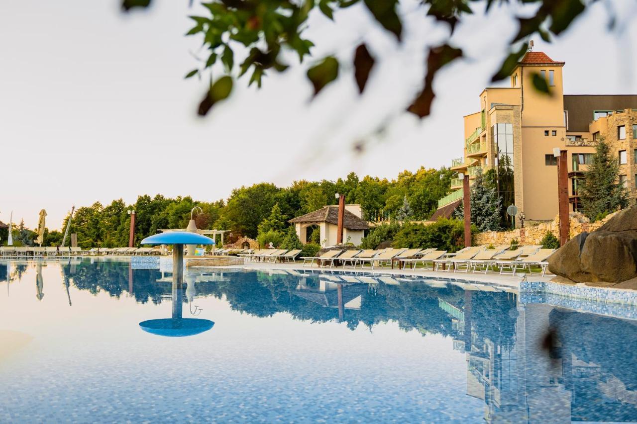Sungarden Golf & Spa Resort Baciu  Exterior foto The swimming pool at the hotel