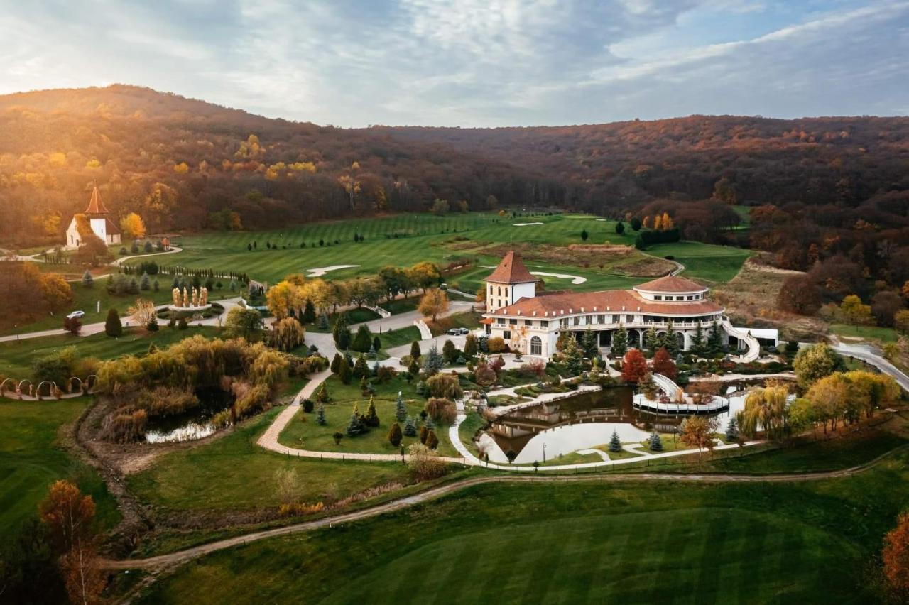 Sungarden Golf & Spa Resort Baciu  Exterior foto Aerial view of the resort