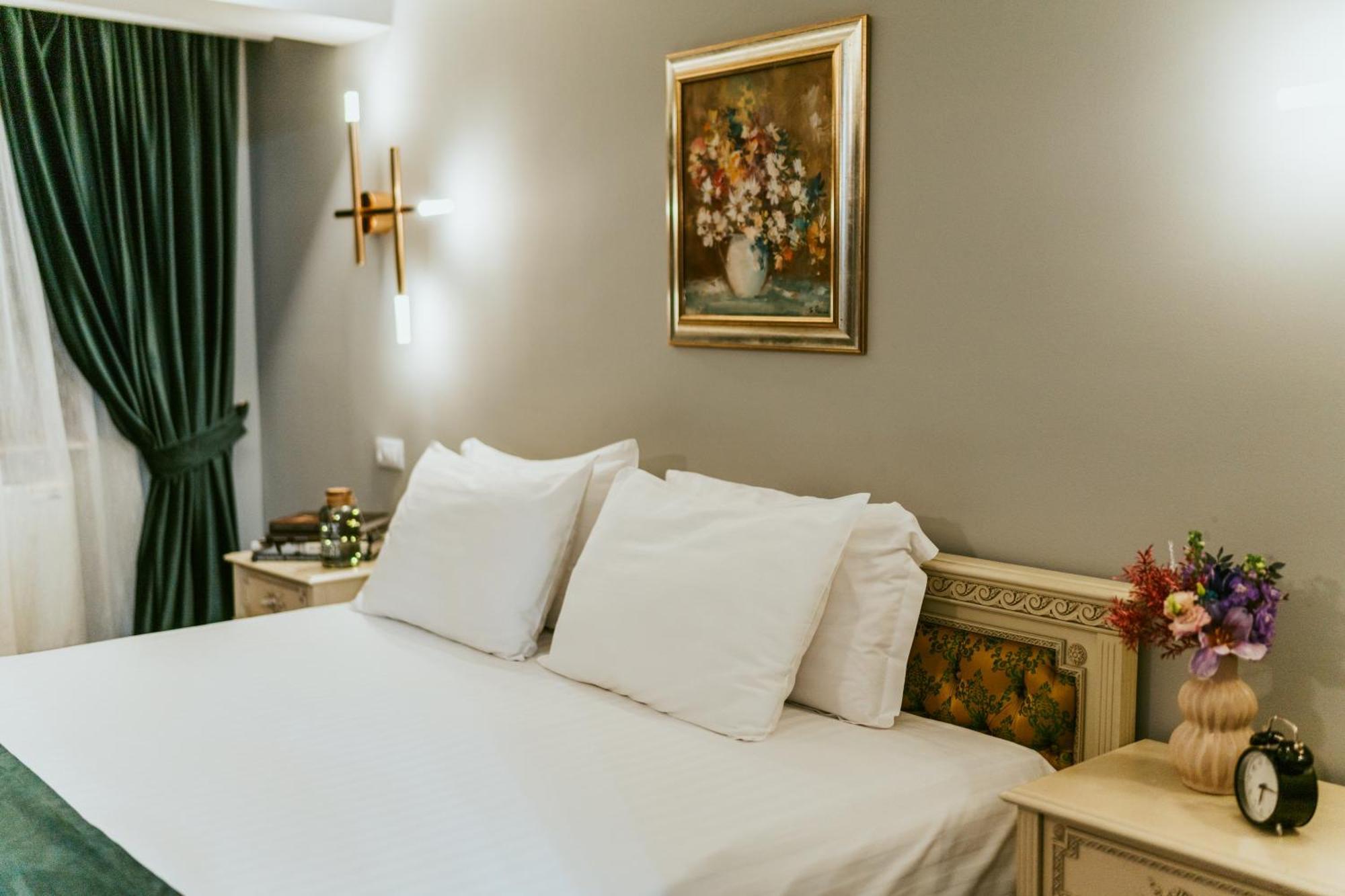 Sungarden Golf & Spa Resort Baciu  Exterior foto A bedroom at the hotel