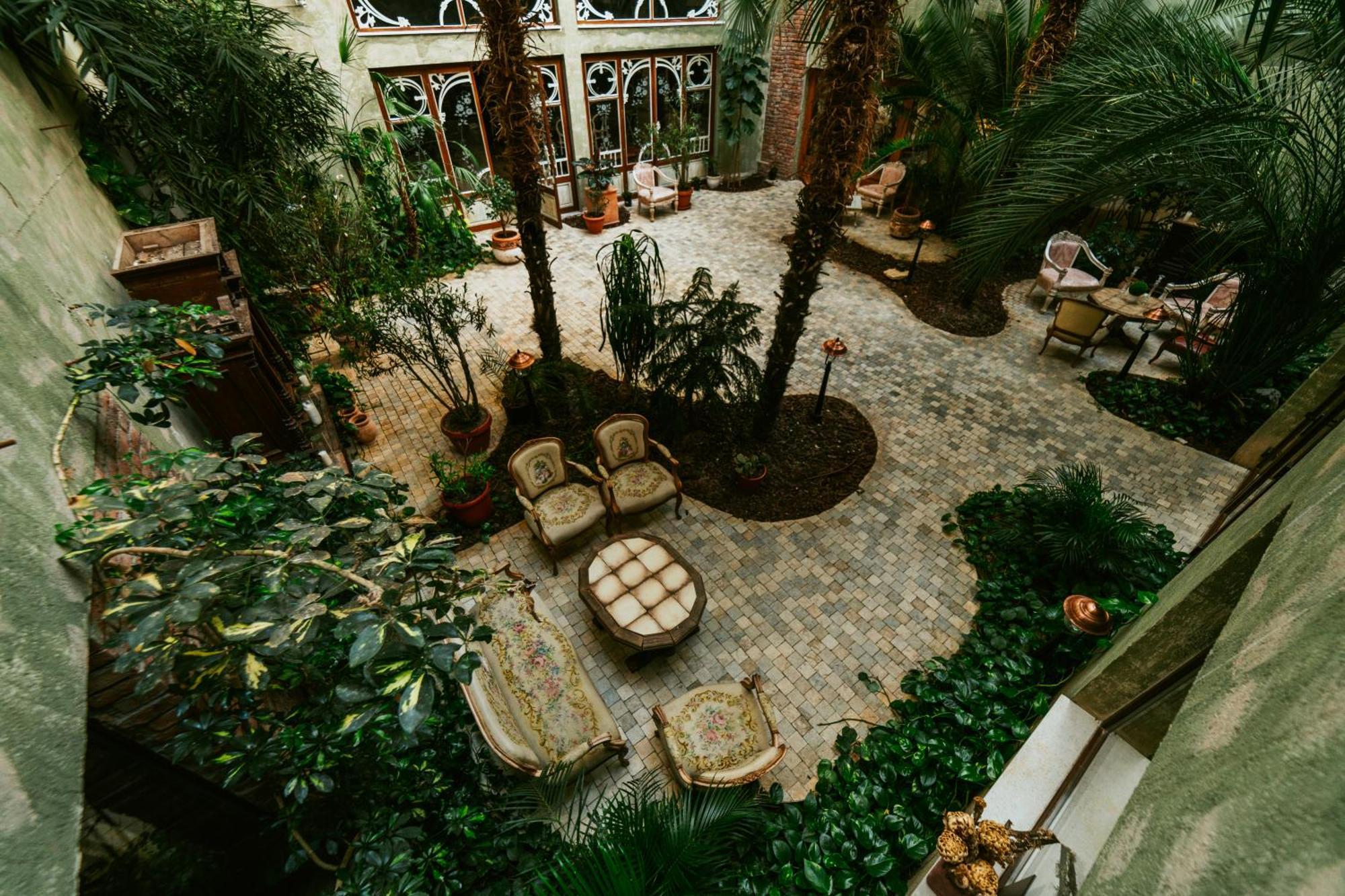 Sungarden Golf & Spa Resort Baciu  Exterior foto The courtyard of the museum