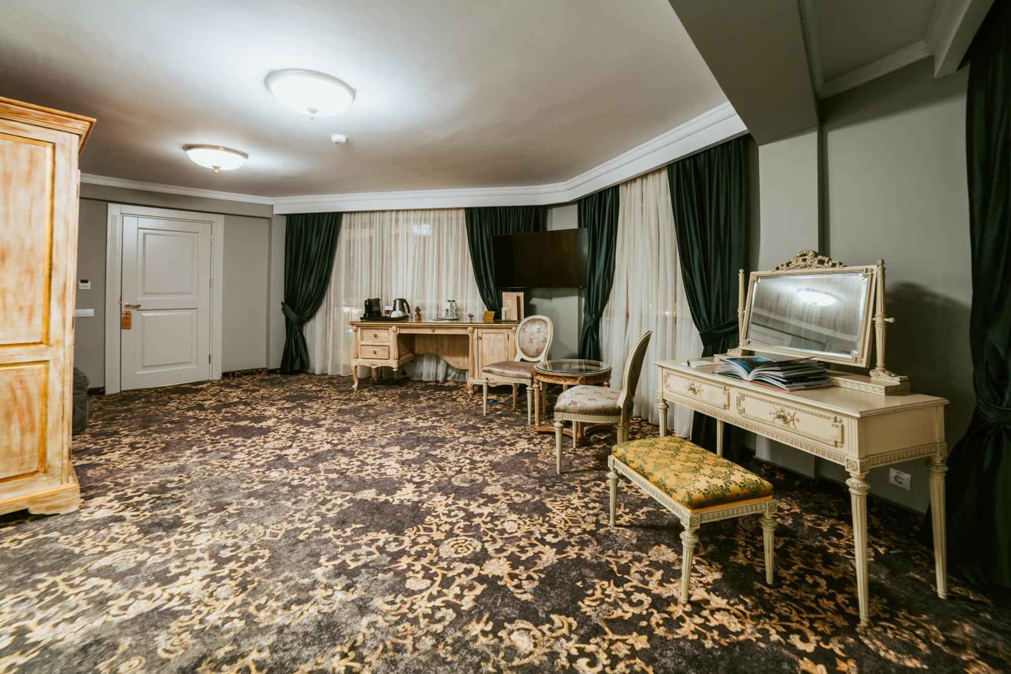Sungarden Golf & Spa Resort Baciu  Exterior foto A suite at the hotel