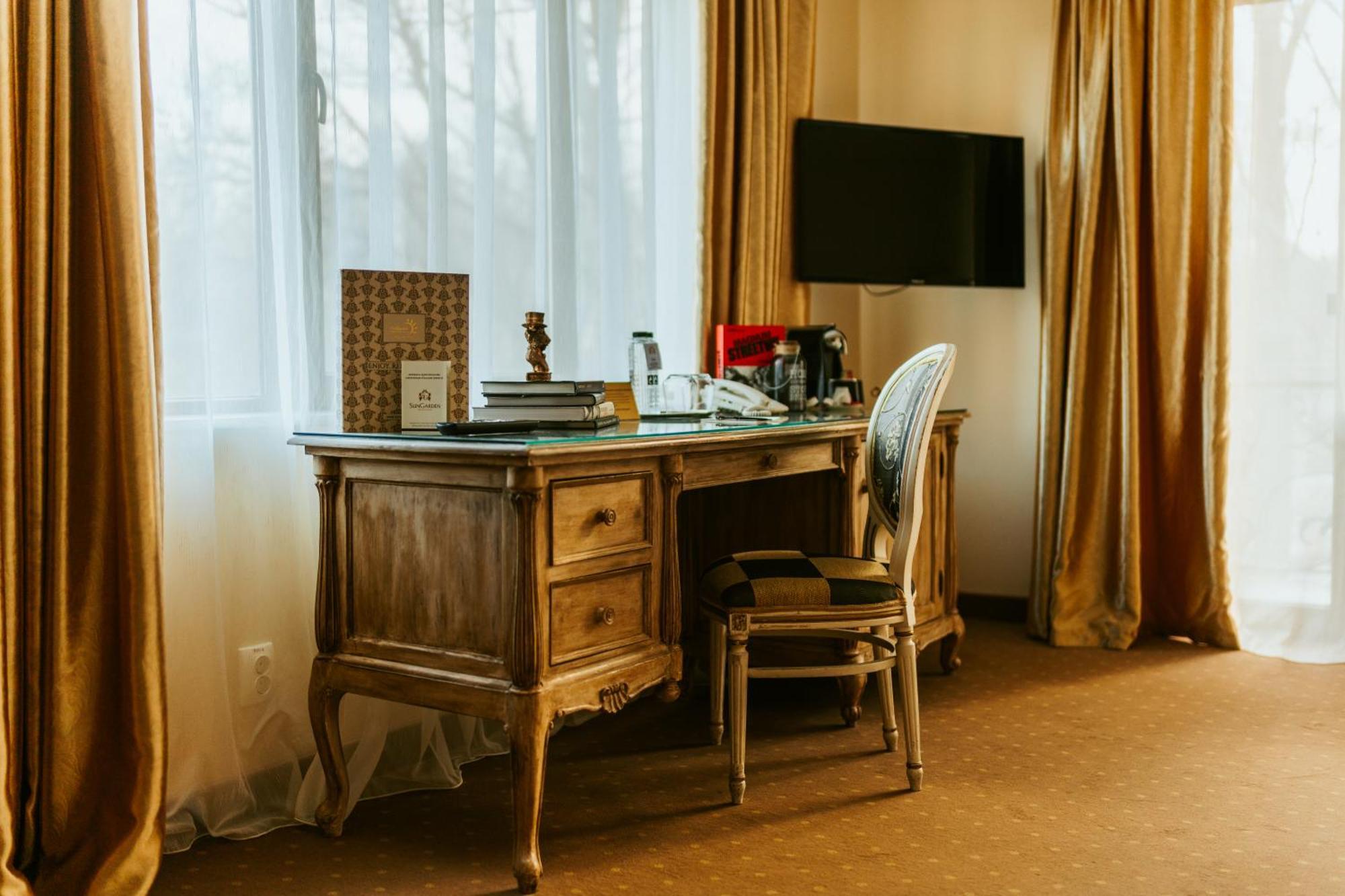 Sungarden Golf & Spa Resort Baciu  Exterior foto A writing desk in a hotel room