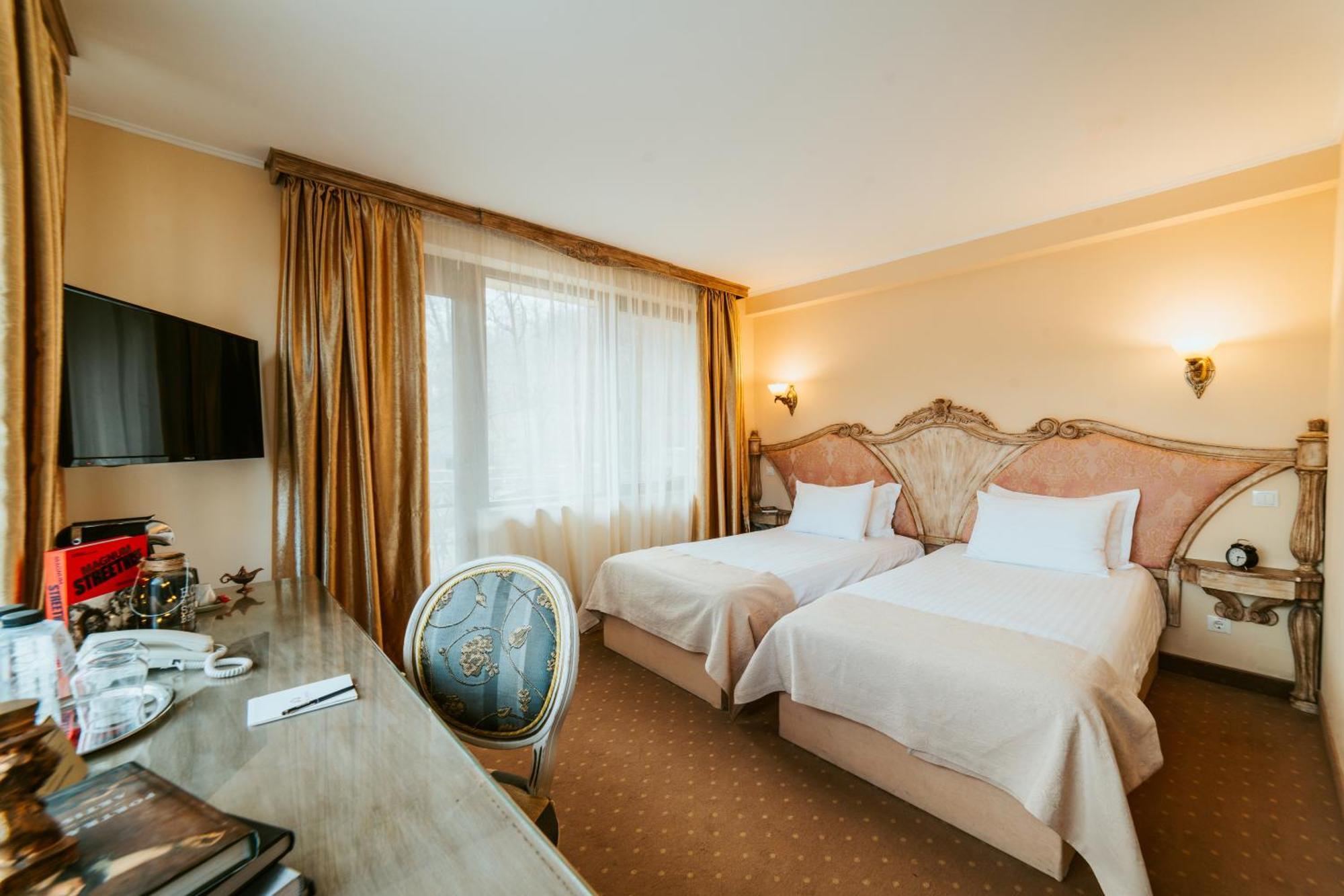 Sungarden Golf & Spa Resort Baciu  Exterior foto A room at the hotel