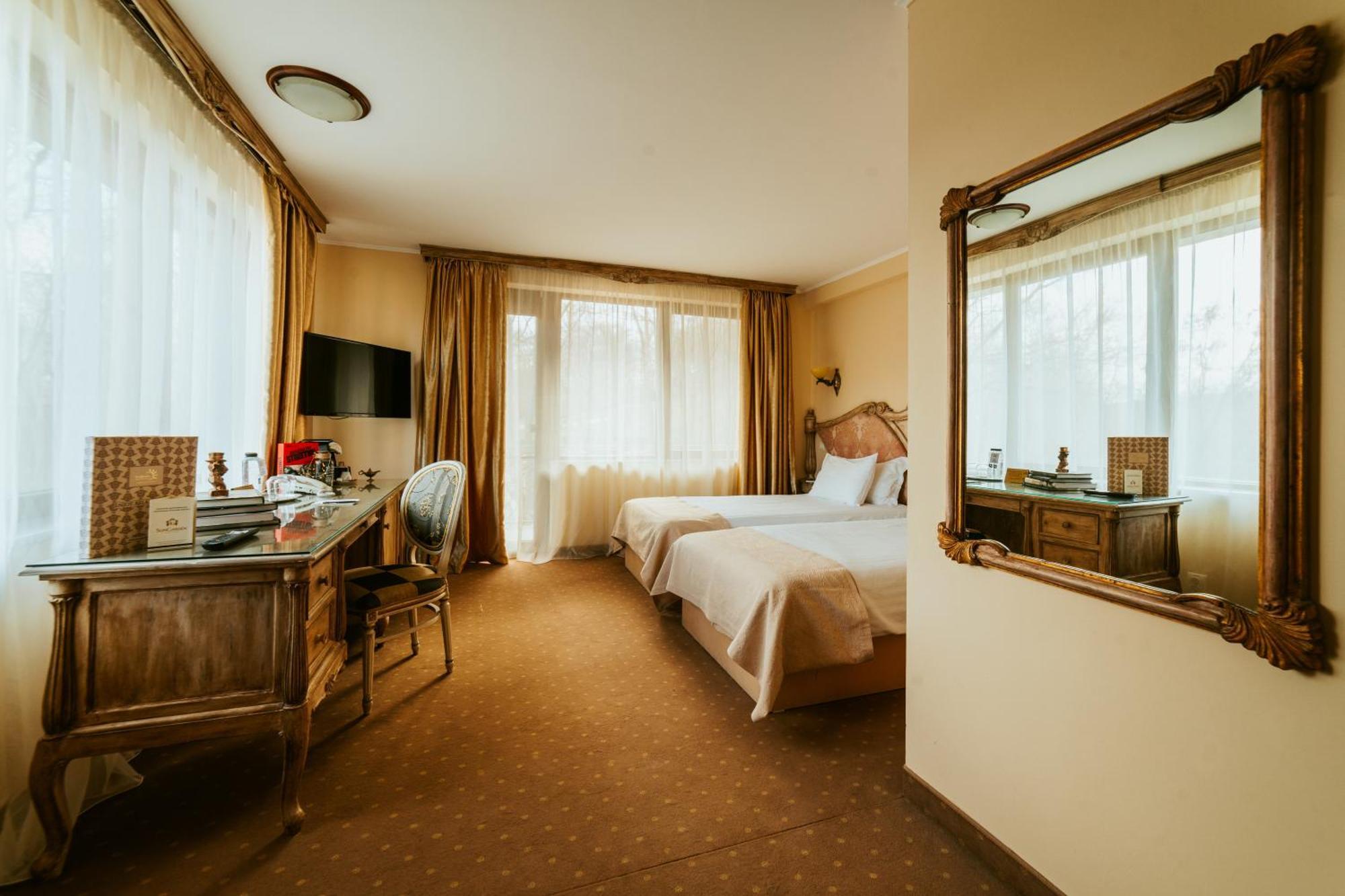 Sungarden Golf & Spa Resort Baciu  Exterior foto A room at the hotel